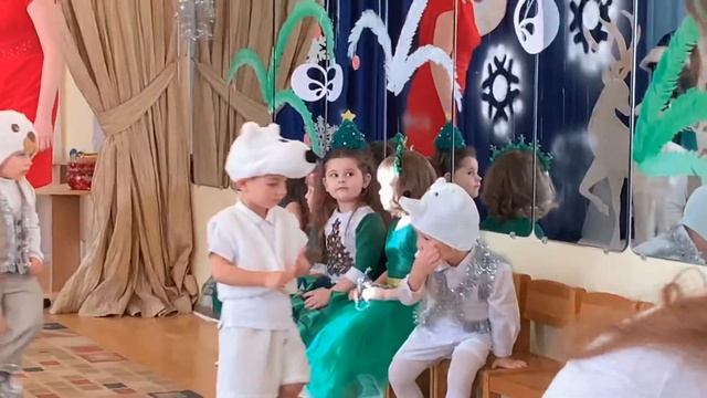Зажигательный танец ёлок и белых медвежат Дед Мороз рулит celebration in kindergarten Ukraine смотреть онлайн
