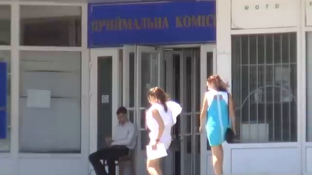 С абитуриентки агроуниверситета ветром сдувает платье ))) смотреть онлайн