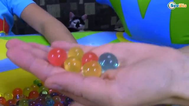 Ярослава выращивает шарики Орбиз и ищет Яйца с Сюрпризами ORBEEZ Surprise Toys Unboxing смотреть онлайн