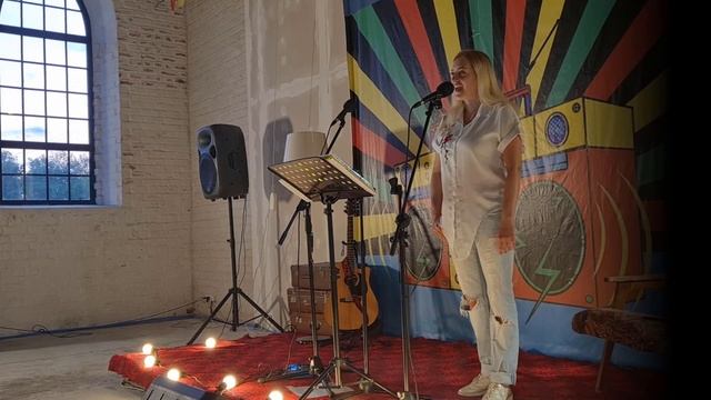 Все важные фразы должны быть тихие (Самое мудрое и проникновенное современное стихотворение) смотреть онлайн