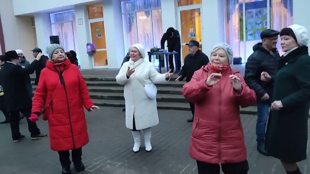 Продолжаем Веселиться...??????? ... в Гомельском парке...2.01.2023года. смотреть онлайн