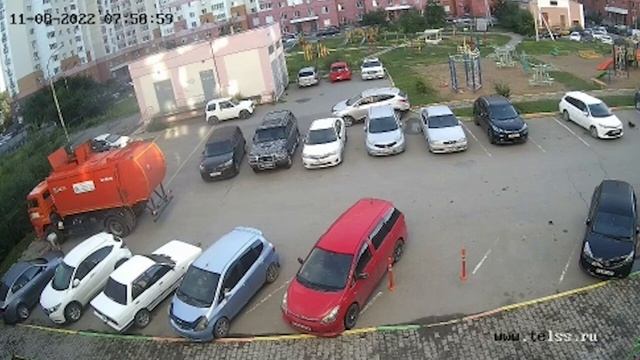 Пакеты с отходами складывают на машины водители мусоровозов смотреть онлайн