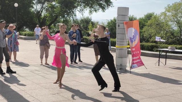 One Russian couple super Dancing on public street смотреть онлайн