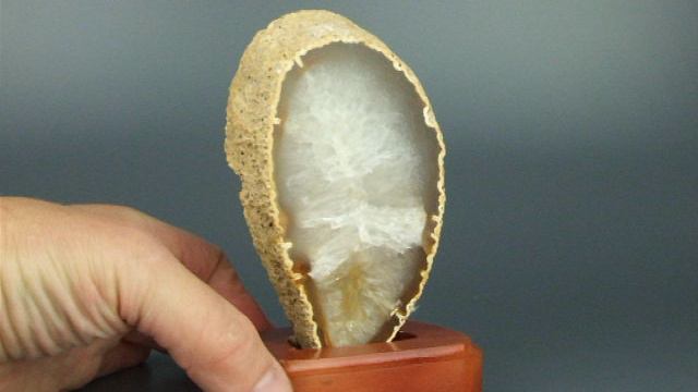 Срез агата на подставке из Бразилии / 645 смотреть онлайн