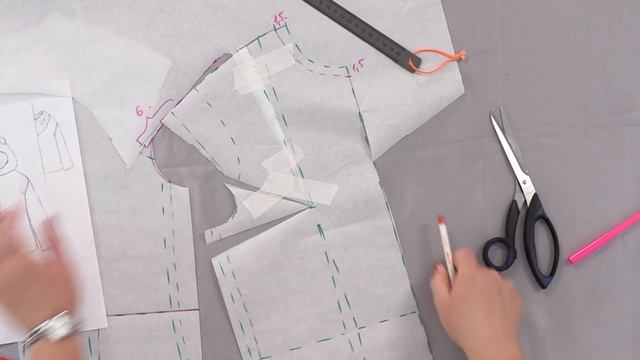 Полушубок с капюшоном из искусственного меха со спущенным плечом. Моделирование одежды для девочек смотреть онлайн