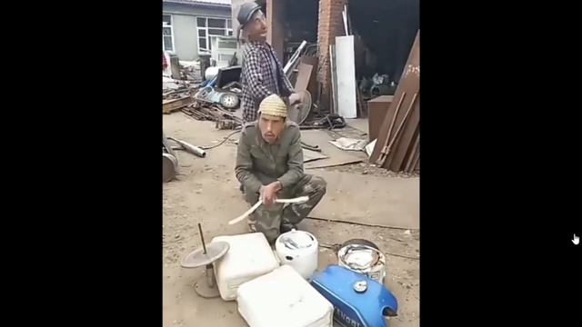 Вот чем занимаются сборщики металлолома, когда нет клиентуры... смотреть онлайн