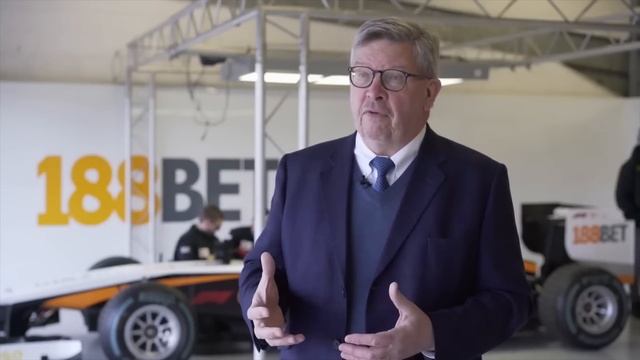 Почему колеса Формулы-1 2022 года медленнее, но всё равно лучше? Регламент 2022 года, диски и шины. смотреть онлайн