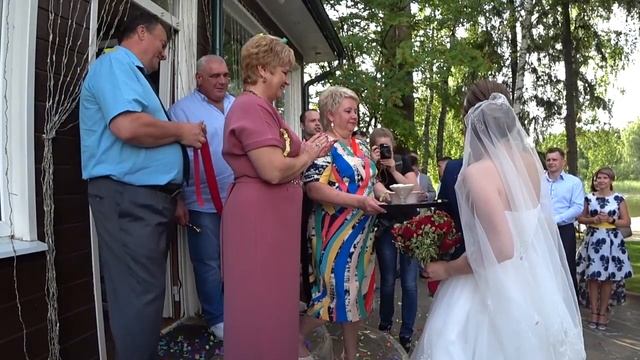 Встреча молодоженов после ЗАГСа с клубникой со сливками и разрезанием красной ленты смотреть онлайн