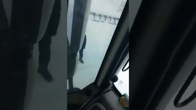 Люди вышли помочь питанием, попавшие в снежный плен на дороге.