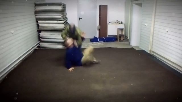 Hand grabbing, turning the arm behind the back ||Рукопашный бой захват руки, заворот руки за спину смотреть онлайн