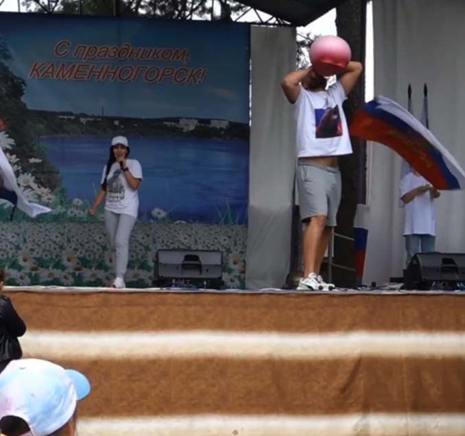 День города в Каменногорске 30.07.2022 Александр Веллинг надувает грелку смотреть онлайн