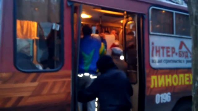 Приколы Краматорска. Холодильник перевозят в троллейбусе смотреть онлайн