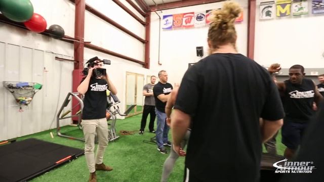Tire Flip Challenge Bodybuilders vs Football Players смотреть онлайн