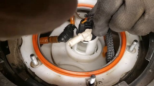 2007-2013 MERCEDES W216 CL63 CL65 CL550 HOW TO REMOVE PASSENGER SIDE FUEL PUMP ASSEMBLY SENDING UNI смотреть онлайн