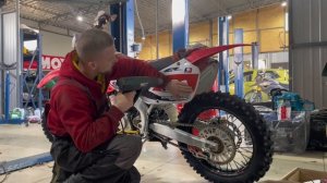 Обновил свою Хонду - Как клеить графику на мотоцикл кросс эндуро.