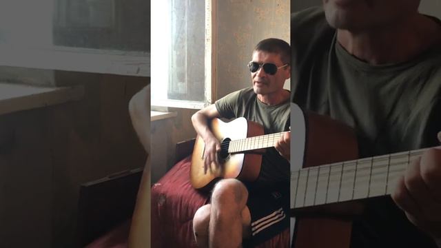 Песня на гитаре идёт парнишка улицей смотреть онлайн