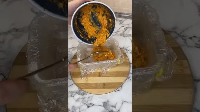 Закуска из сала трехслойная с чесноком, зеленью и паприкой. Очень красиво и вкусно. Как приготовить смотреть онлайн