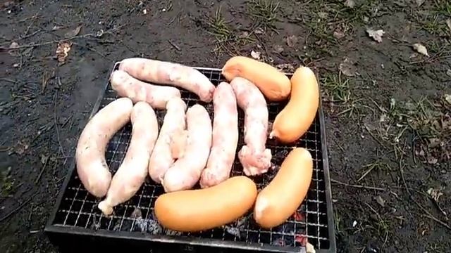 Идеальный способ быстро распалить мангал и пожарить колбаски гриль и сардельки,быстро и полезно смотреть онлайн