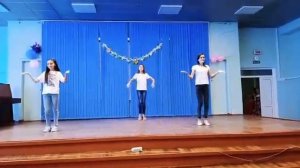 Танец на 8 марта (песня Покинула чат) 6Б класс