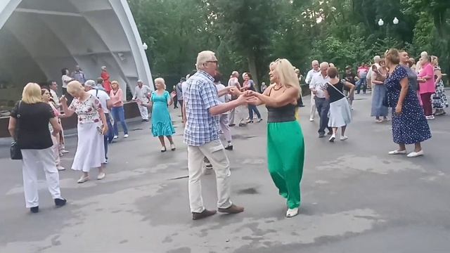 В осеннем танго с поцелуями дождя!!! ??Танцы в парке Горького!!!??Харьков 2021 смотреть онлайн