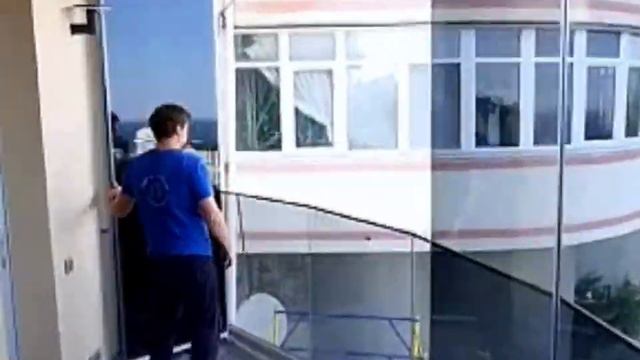 Безрамное остекление полукруглой лоджии в высотном доме в Крыму смотреть онлайн