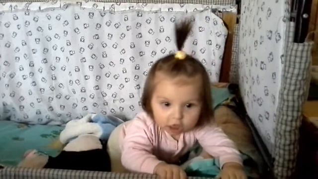 8- месячная девочка играет сама с собой смотреть онлайн