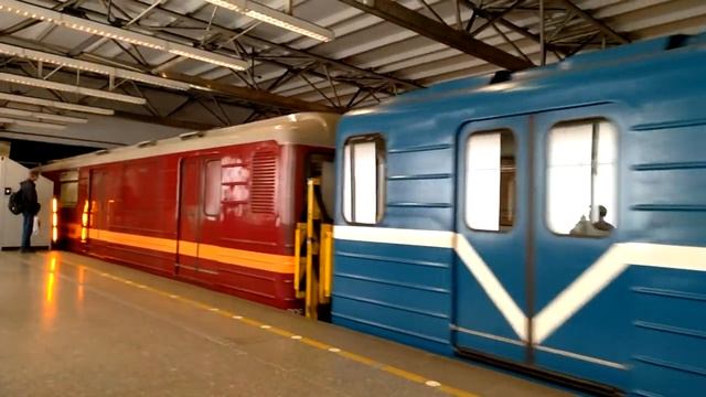 Метропоезд Лаборатория приехал на станцию Купчино смотреть онлайн