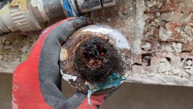 Почему нет воды во всем доме? Оцинкованная муфта на полотенцесушителе полностью заросла ржавчиной. смотреть онлайн