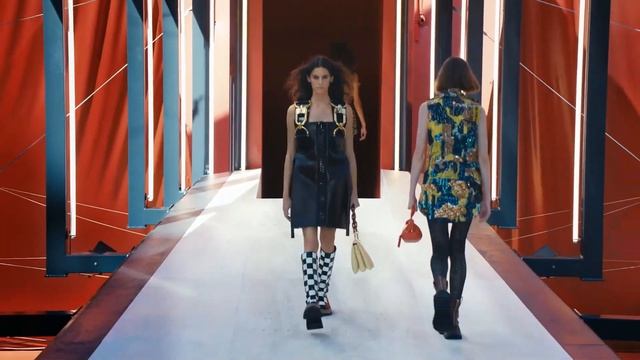 Louis Vuitton мода в Париже весна лето 2023 / Одежда, сумки и аксессуары смотреть онлайн