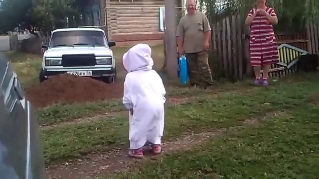 Вот как мы умеем танцевать!!! Евуля зажигает (2 года) смотреть онлайн