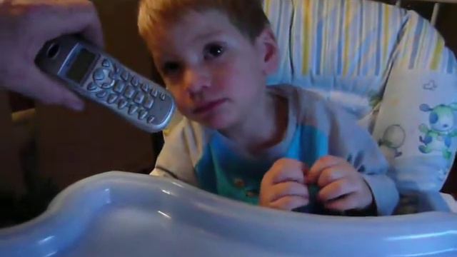 Aunty Max singing to Tomas смотреть онлайн