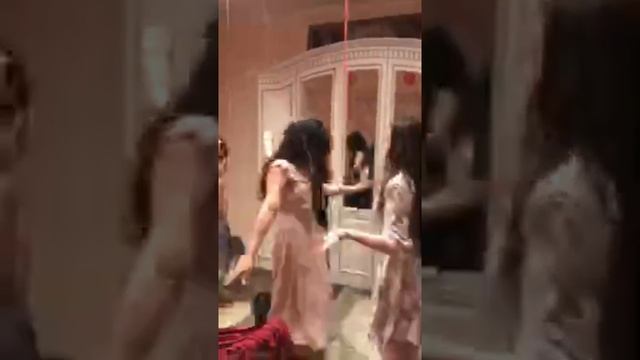 Красивые молодые цыганки танцуют дома ??? смотреть онлайн