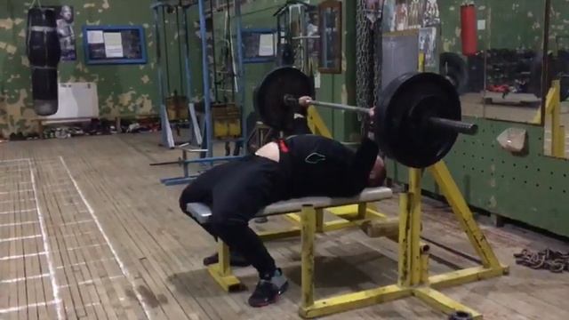 Жим штанги лежа с паузой (2 сек.) на груди 100х4 смотреть онлайн