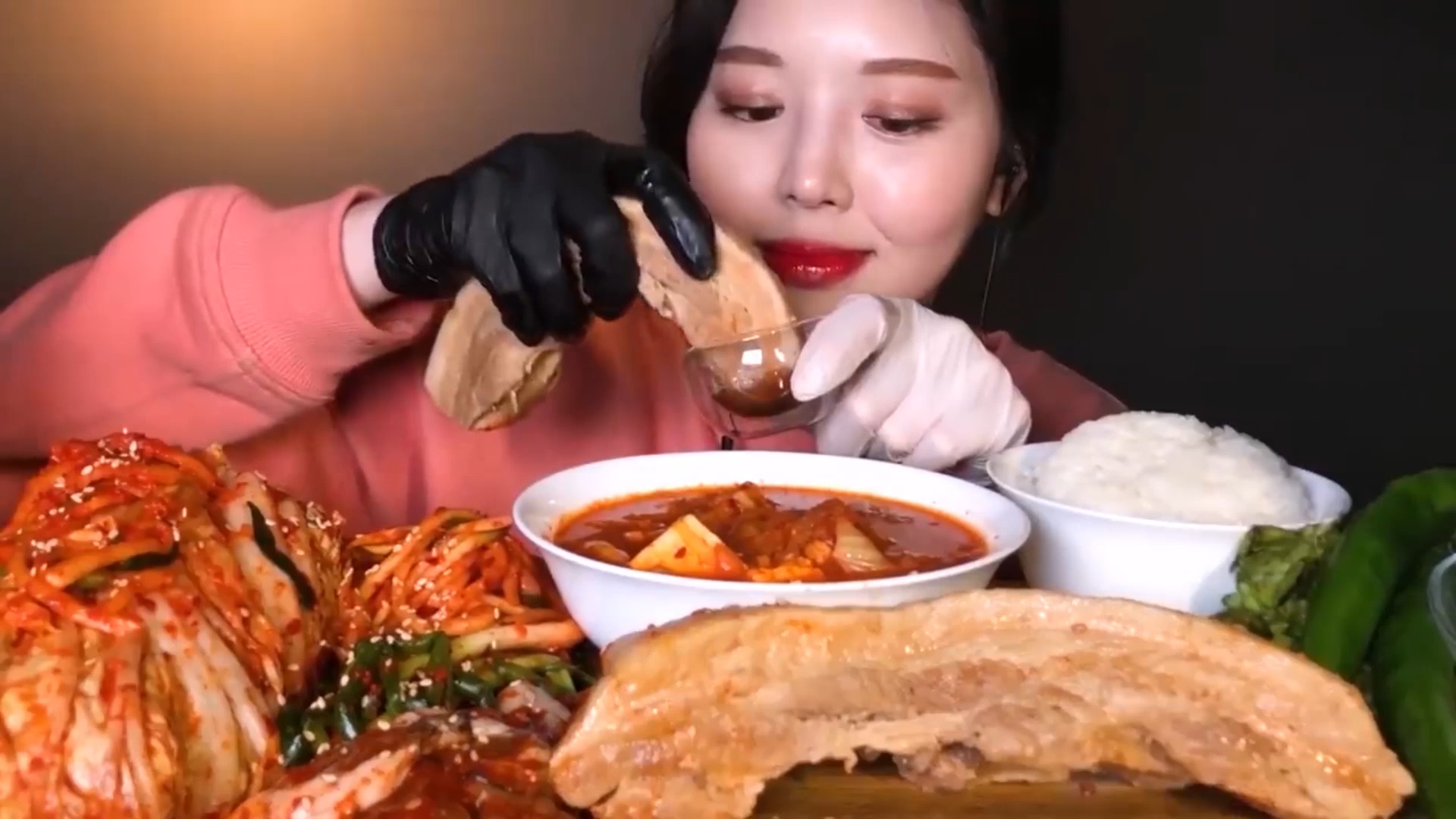 Корейский укус: Вареная свинина. АСМР, реальный звук.