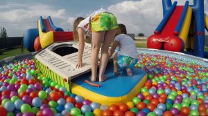 Гигантский бассейн с шариками | Пластиковые шарики и Батут | Аквапарк дома DIY