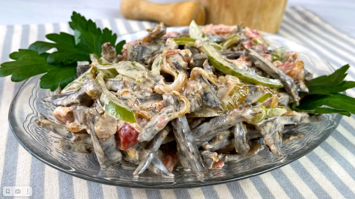 Новый САЛАТ! Такой ВКУСНЫЙ,а сразу и не поймешь из чего он! Салат "По-одесски",такой Вы не пробовали смотреть онлайн