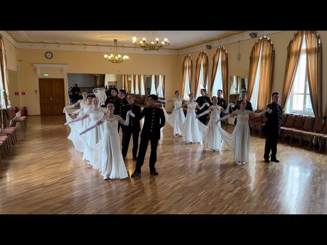 Кадетский вальс. Танцевальный коллектив «Кадетские традиции», поет Яковлев Михаил смотреть онлайн