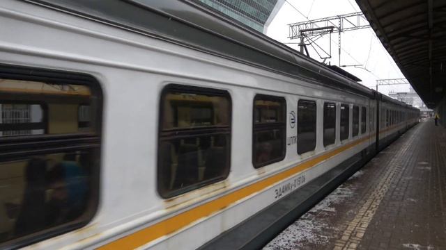 Электропоезд ЭД4МКу-151 отправляется с Киевского вокзала смотреть онлайн