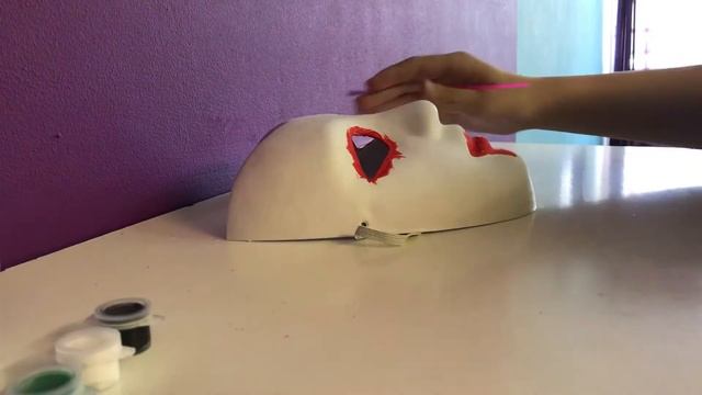 Как раскрасить маску дешевой кисточкой и красками #крашувлагере смотреть онлайн