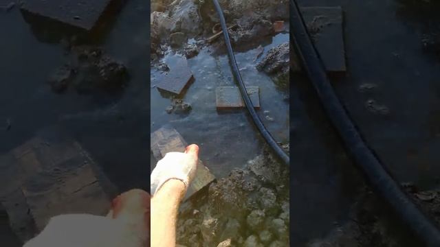 Скважина на чёрном мелком камне и в болоте смотреть онлайн