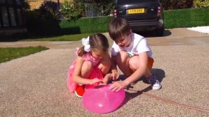 Макс и игры с водой на улице