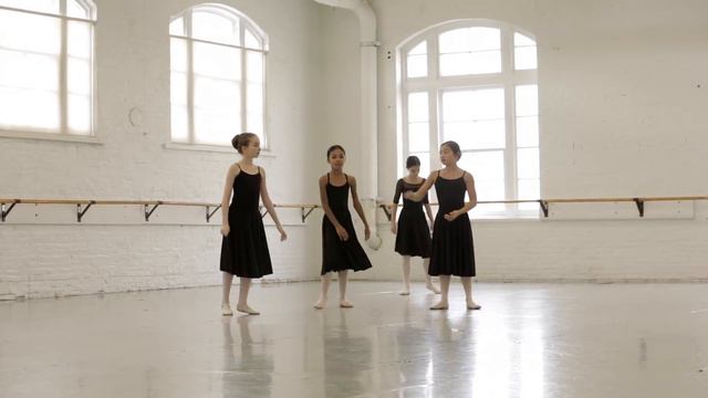 REHEARSALS BEGIN - FINDING CLARA - EP 2 - NUTCRACKER 💗 JUSTICE смотреть онлайн