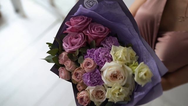 Стильный дизайнерский букет из роз, гвоздик и лизиантусов "S" в сиреневых тонах в упаковке смотреть онлайн