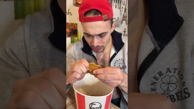 Вот Так нужно есть крылышки KFC! смотреть онлайн