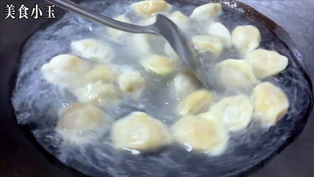 煮凍餃子時，切記不要用冷水和開水煮，分享您一招，出鍋和剛包的一樣好吃，【美食小玉】，#餃子食譜，#餃子料理，#餃子的做法，#煮凍餃子冷水還是熱水下鍋，#煮凍餃子不破的竅門，#烹飪教學煮凍餃子的正確方