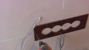 Как быстро и ровно высверлить отверстие под розетку в стене.  Шаблон для подрозетников