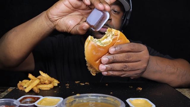 CRISPY FRIED CHICKEN & CRISPY CHICKEN SANDWICH. MUKBANG (EATING SOUNDS) TCEATS смотреть онлайн