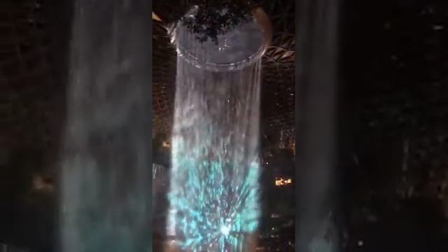 40-метровый водопад в Аэропорту Чанги, Сингапур
