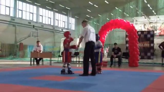 Туранов Владимир - синий угол (тренер Карашашев Р.И.)