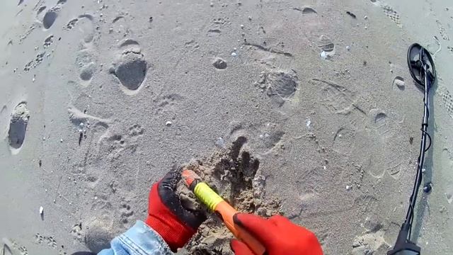 Вот такой подарок от МОРЯ! Нашел металлоискателем ЗОЛОТО на пляже!